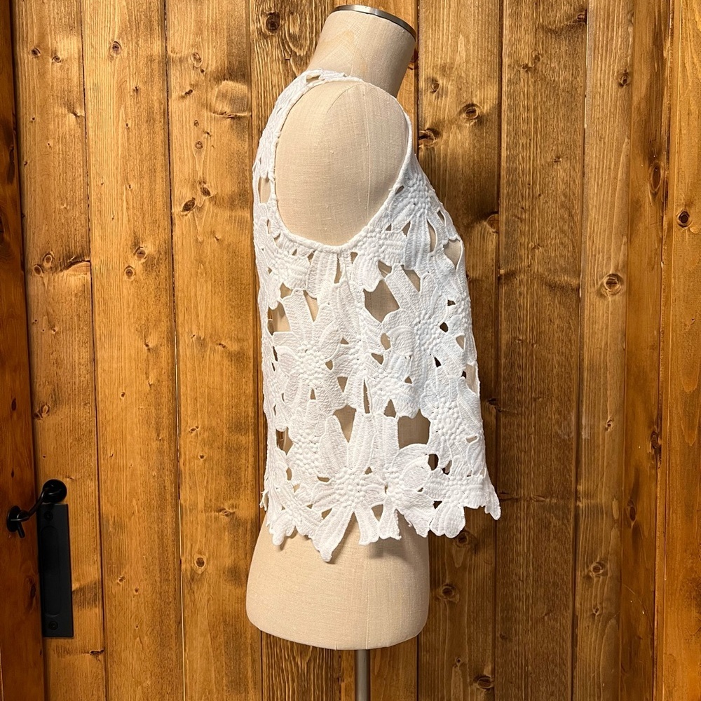 Caution To The Wind Medium White Floral Appliqué Crochet Cropped Tank Top - Picture 3 of 7